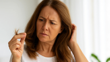 5 hábitos que estão enfraquecendo seu cabelo sem você perceber