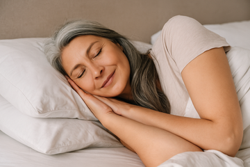 Dormir bem também fortalece os fios: entenda a relação